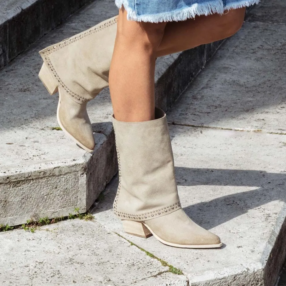stivali_texani_estivi_con_1.webp Stivali Con Tacco | Stivali Estivi | Personal Stivali Texani Estivi con Bavero Risvolto e Borchie "Dayane" - Camoscio Beige