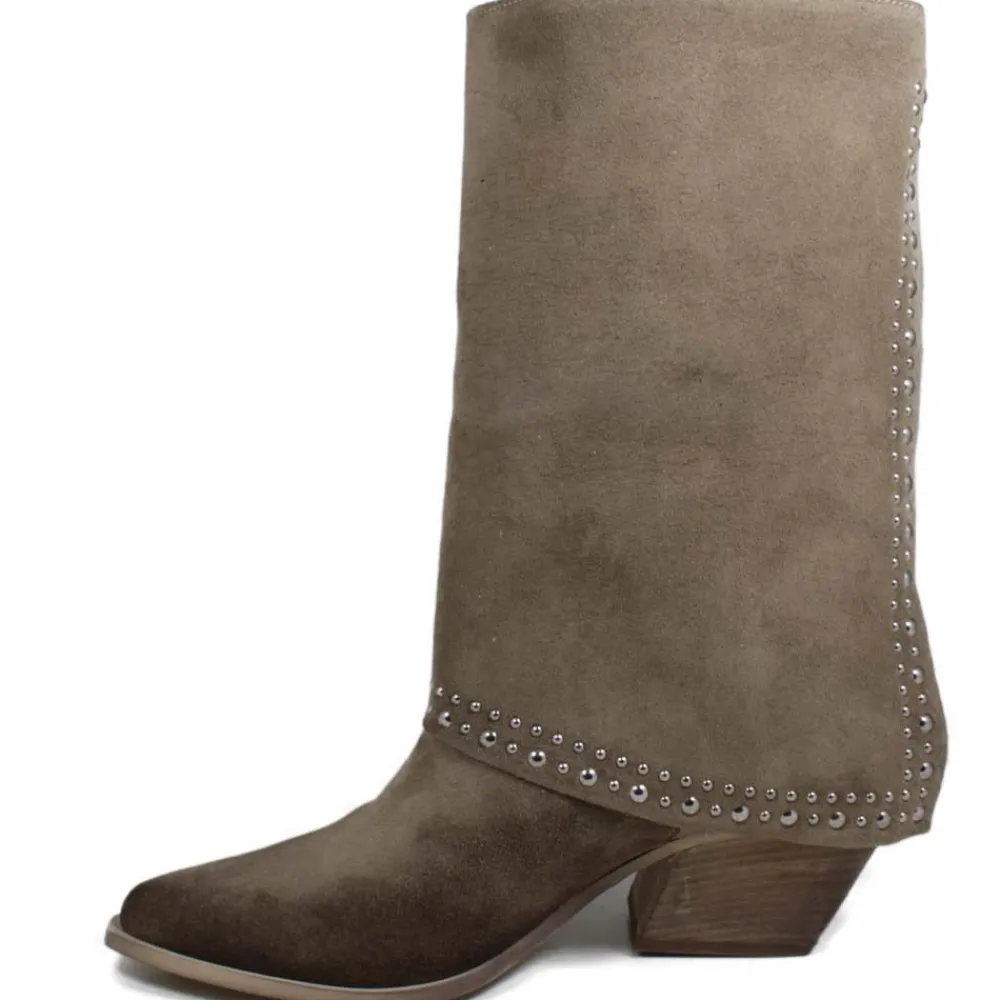 stivali_texani_estivi_con_2-1.webp Stivali Con Tacco | Stivali Estivi | Personal Stivali Texani Estivi con Bavero Risvolto e Borchie "Dayane" - Camoscio Taupe