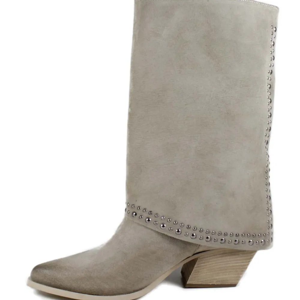 stivali_texani_estivi_con_2.webp Stivali Con Tacco | Stivali Estivi | Personal Stivali Texani Estivi con Bavero Risvolto e Borchie "Dayane" - Camoscio Beige