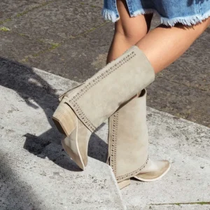 Stivali Con Tacco | Stivali Estivi | Personal Stivali Texani Estivi con Bavero Risvolto e Borchie "Dayane" - Camoscio Beige