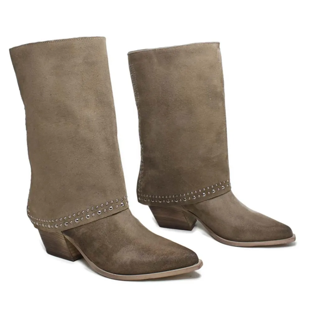 stivali_texani_estivi_con_4-1.webp Stivali Con Tacco | Stivali Estivi | Personal Stivali Texani Estivi con Bavero Risvolto e Borchie "Dayane" - Camoscio Taupe