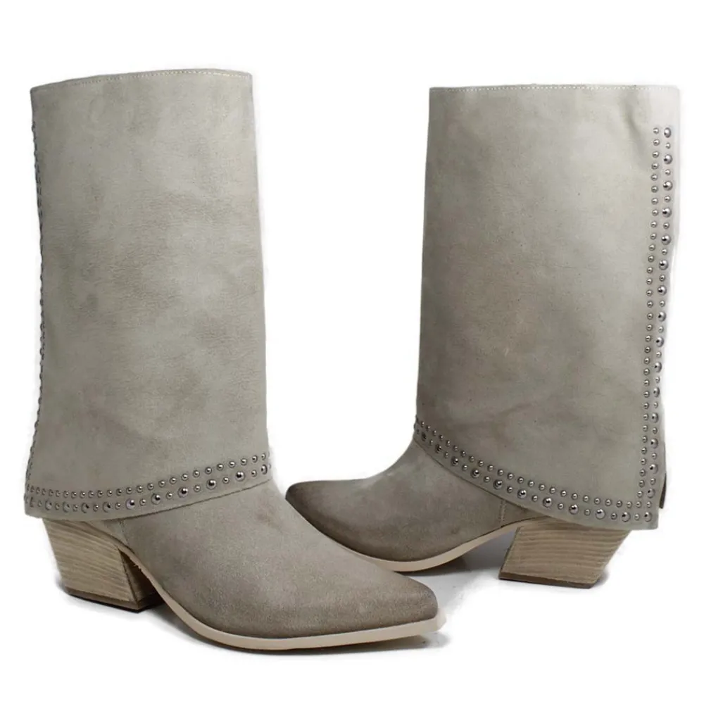 stivali_texani_estivi_con_4.webp Stivali Con Tacco | Stivali Estivi | Personal Stivali Texani Estivi con Bavero Risvolto e Borchie "Dayane" - Camoscio Beige