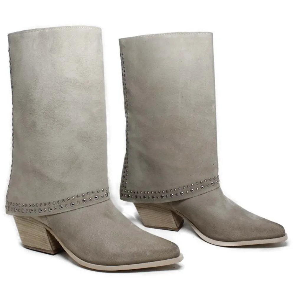 stivali_texani_estivi_con_5.webp Stivali Con Tacco | Stivali Estivi | Personal Stivali Texani Estivi con Bavero Risvolto e Borchie "Dayane" - Camoscio Beige