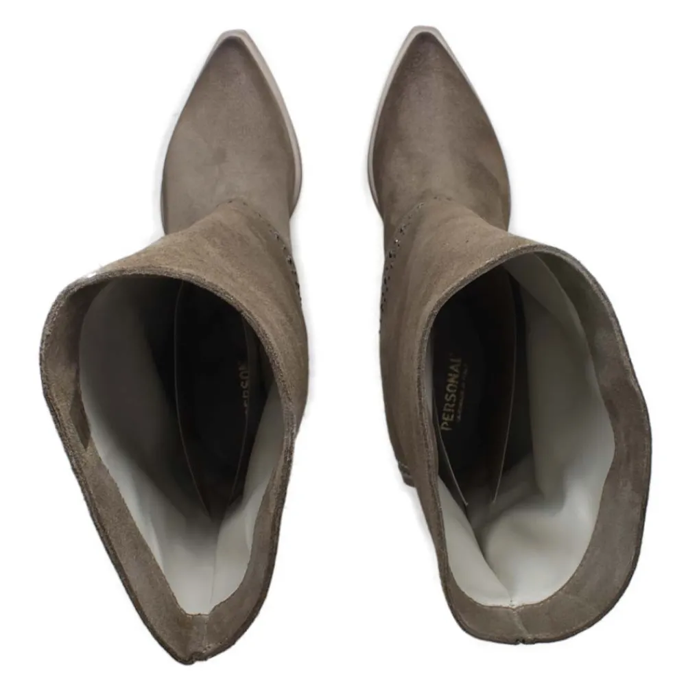 stivali_texani_estivi_con_6-1.webp Stivali Con Tacco | Stivali Estivi | Personal Stivali Texani Estivi con Bavero Risvolto e Borchie "Dayane" - Camoscio Taupe