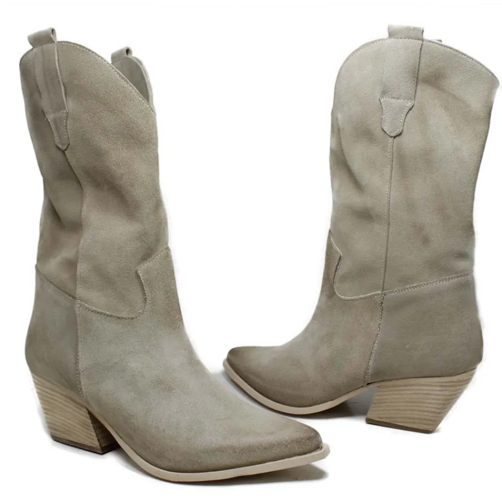 stivali_texani_sfoderati__4.webp Stivali Con Tacco | Stivali Estivi | Personal Stivali Texani Sfoderati in Pelle Scamosciata "TAIS" - Beige