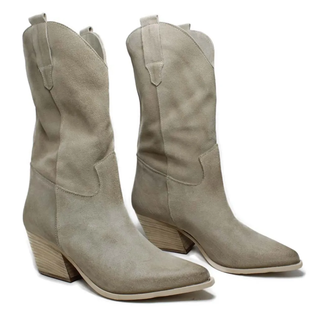 stivali_texani_sfoderati__5.webp Stivali Con Tacco | Stivali Estivi | Personal Stivali Texani Sfoderati in Pelle Scamosciata "TAIS" - Beige