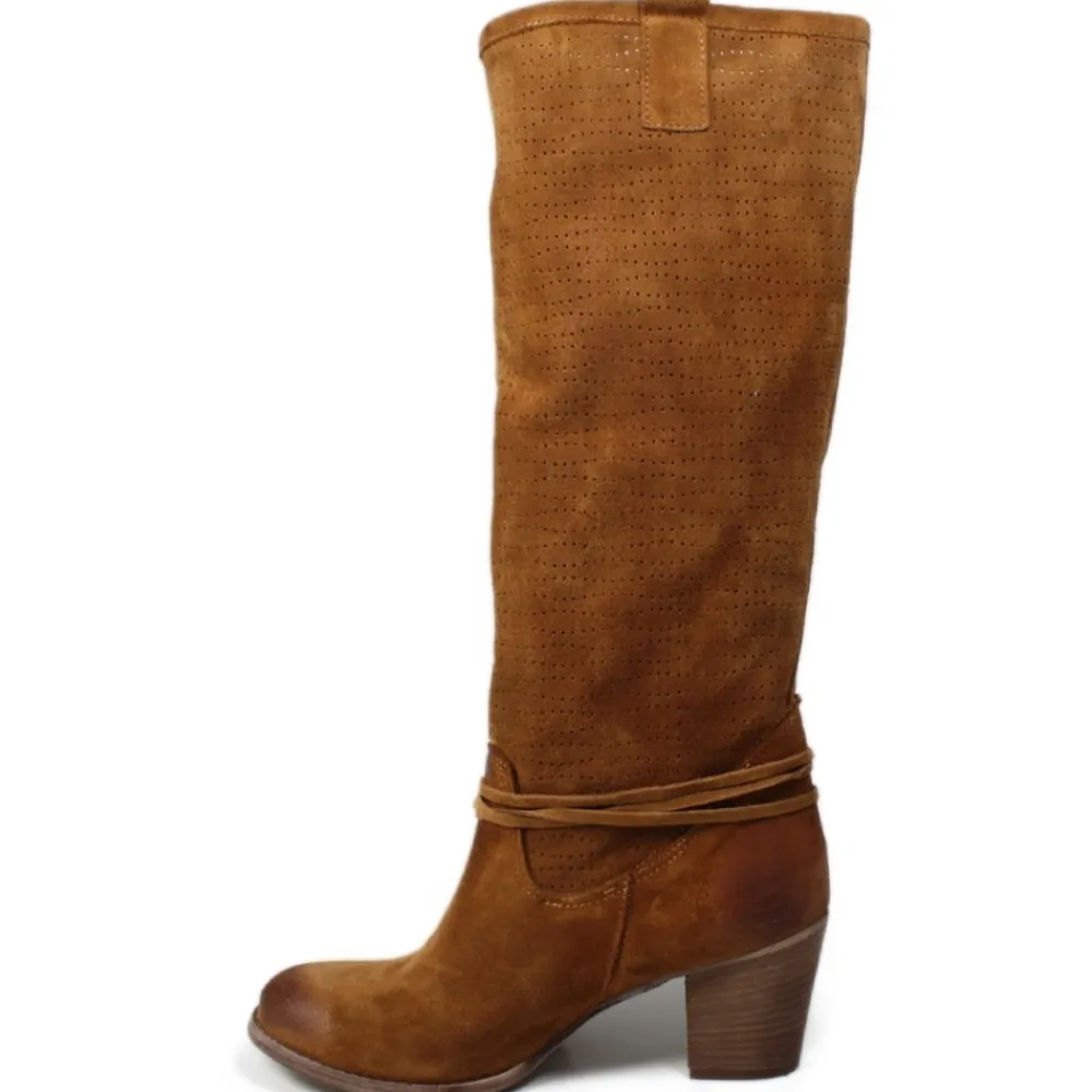 stivali_traforati_in_camo_3-1.webp Stivali Con Tacco | Stivali Estivi | In Time Stivali Traforati in Camoscio con Tacco "5020" - Cuoio