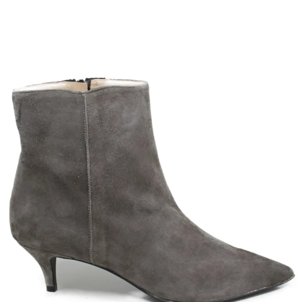 tronchetti_con_tacchetto__0.webp Stivali Con Tacco | Tronchetti | Made in Italy Tronchetti con tacchetto e punta fina "215" - Camoscio Taupe