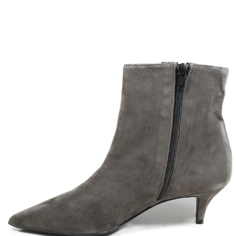 tronchetti_con_tacchetto__2.webp Stivali Con Tacco | Tronchetti | Made in Italy Tronchetti con tacchetto e punta fina "215" - Camoscio Taupe