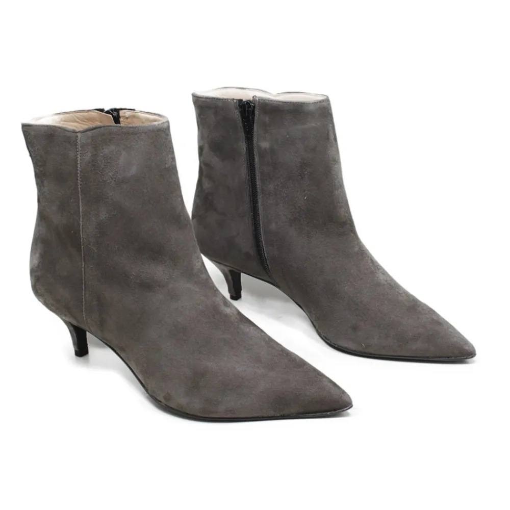 tronchetti_con_tacchetto__4.webp Stivali Con Tacco | Tronchetti | Made in Italy Tronchetti con tacchetto e punta fina "215" - Camoscio Taupe