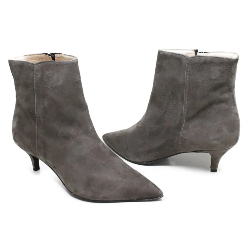 tronchetti_con_tacchetto__5.webp Stivali Con Tacco | Tronchetti | Made in Italy Tronchetti con tacchetto e punta fina "215" - Camoscio Taupe