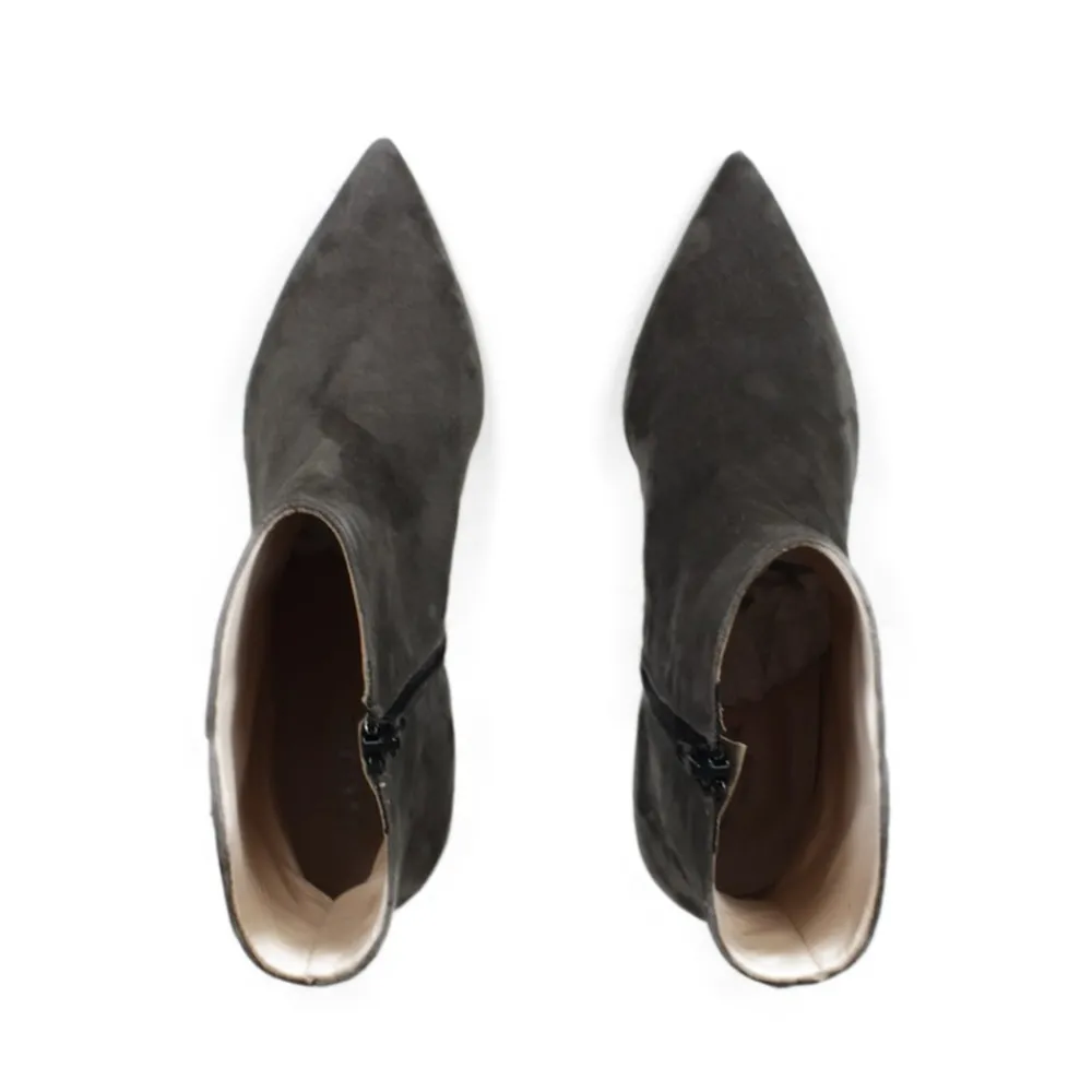 tronchetti_con_tacchetto__6.webp Stivali Con Tacco | Tronchetti | Made in Italy Tronchetti con tacchetto e punta fina "215" - Camoscio Taupe